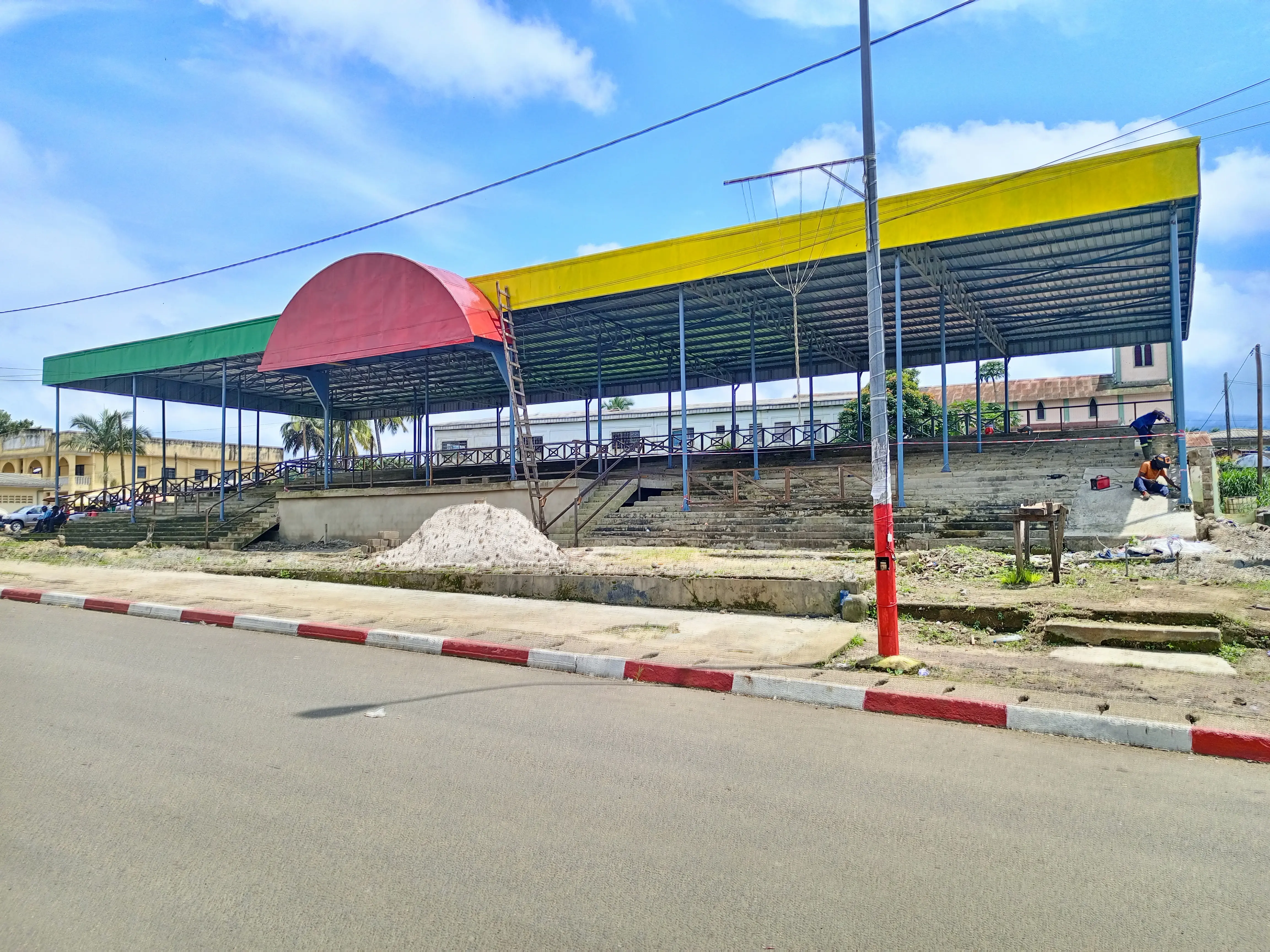 CONSTRUCTION DE LA TRIBUNE OFFICIELLE DE NKONGSAMBA