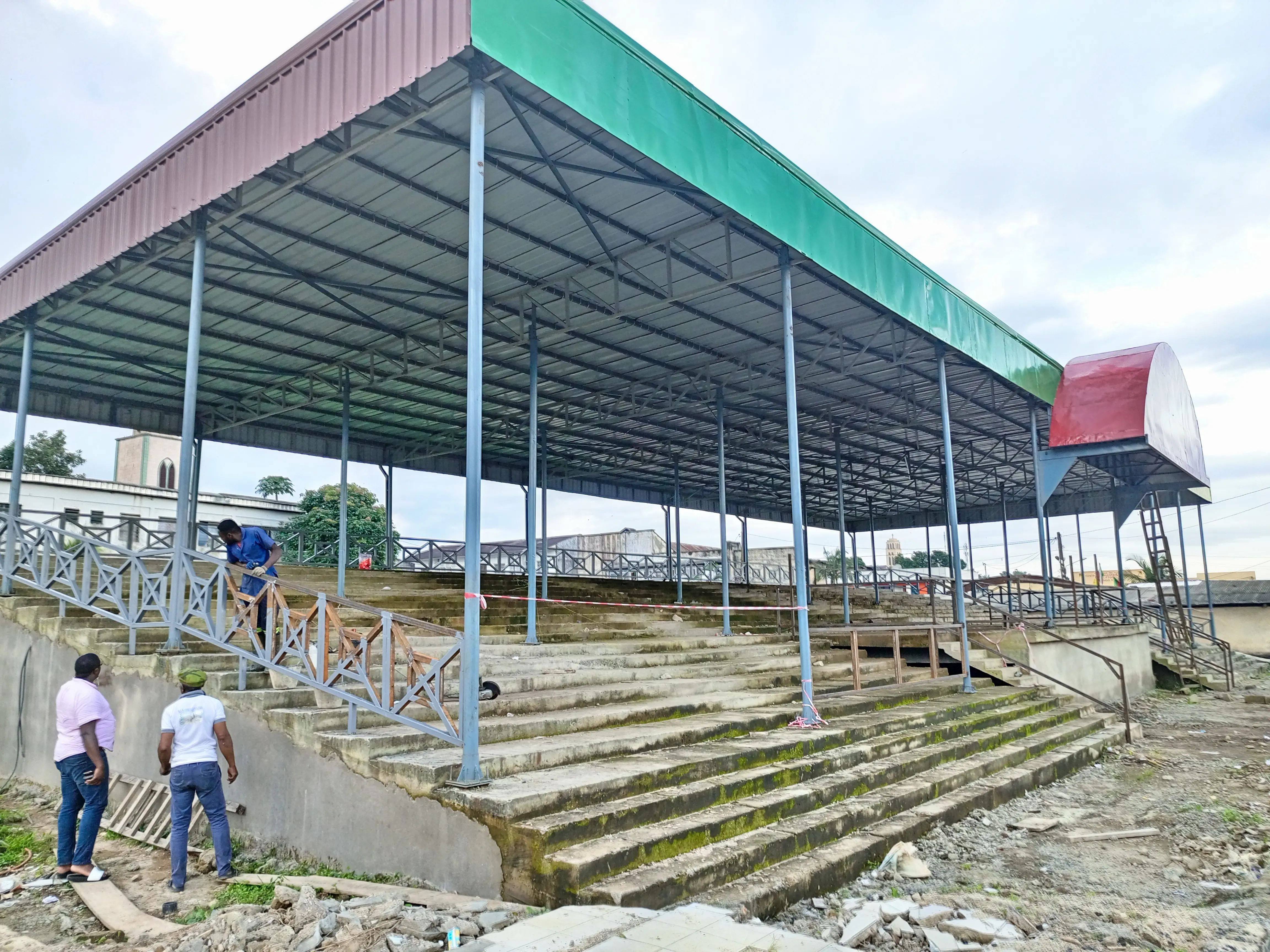 CONSTRUCTION DE LA TRIBUNE OFFICIELLE DE NKONGSAMBA